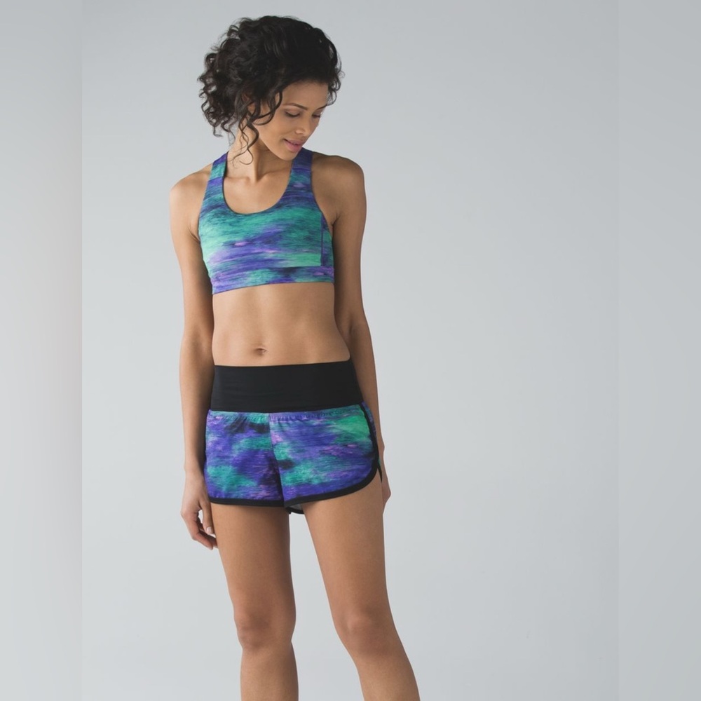 P54. Lululemon Drop It Low Short
Size 8
Rio Nights Multi / Black